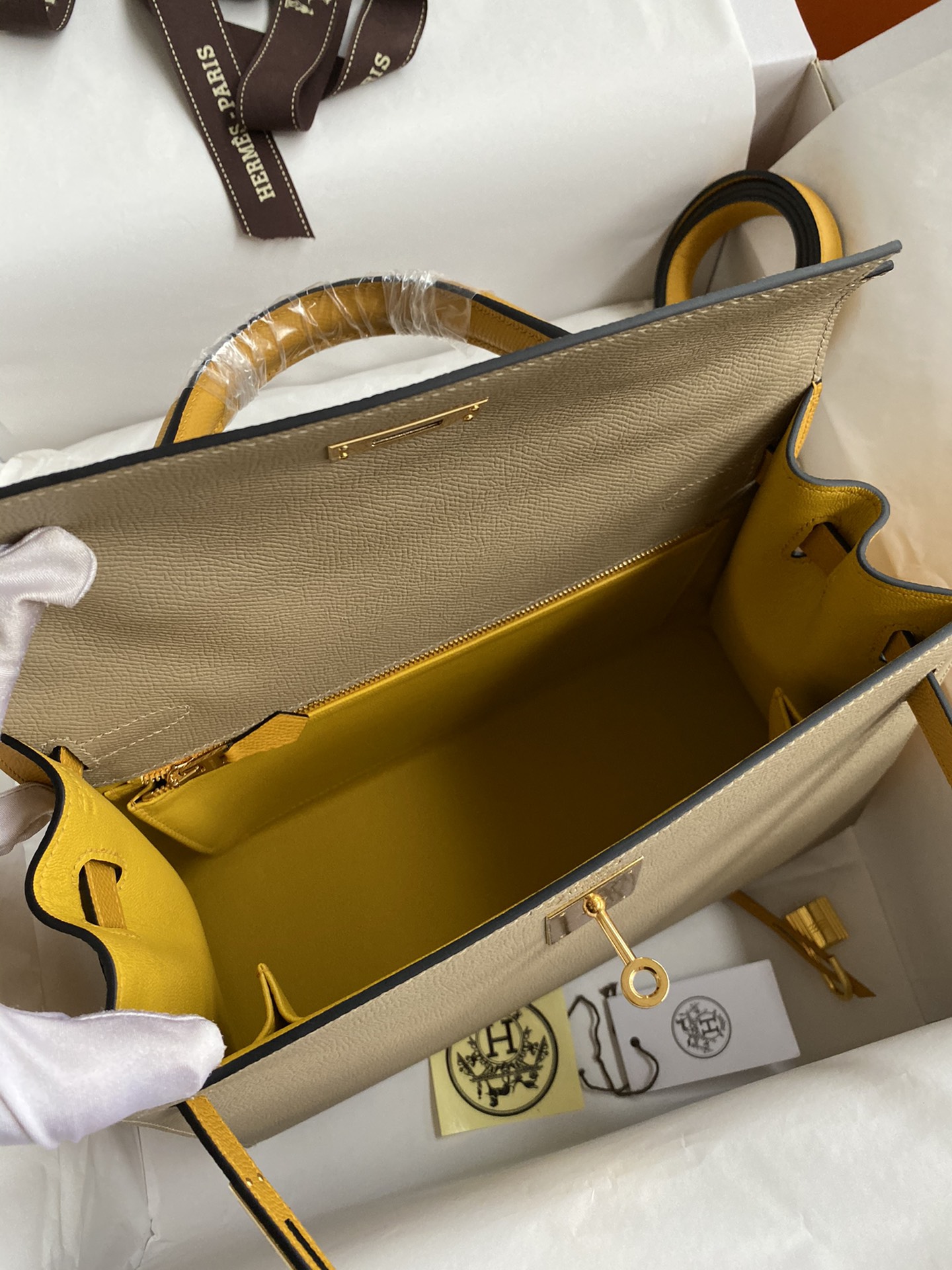 Hermes Kelly 28cm Handbag Shoulder Bag in Trench Yellow Amber Epsom Leather